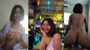 คลิปหลุดสาวนักศึกษาตั้งกล้องเย็ดกันกับผัวในหอพัก สาวแว่นผมสั้นน่าเย็ดไม่เบาเลย หลายๆคนคงจะชอบแบบนี้ - หนังโป๊เย็ด.COM